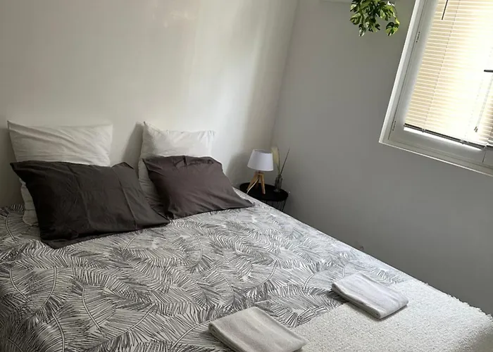 Privat Room In Private Security Residence With Free Parking, 1 Minute From Tramway, 9 Minutes From De Center, Accessible All Transports